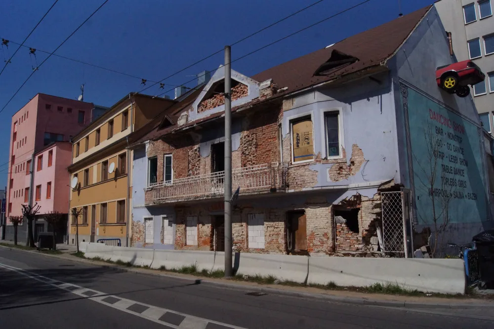 Kabaret v Průmyslové zbourá město. Náklady bude po majiteli vymáhat zpětně
