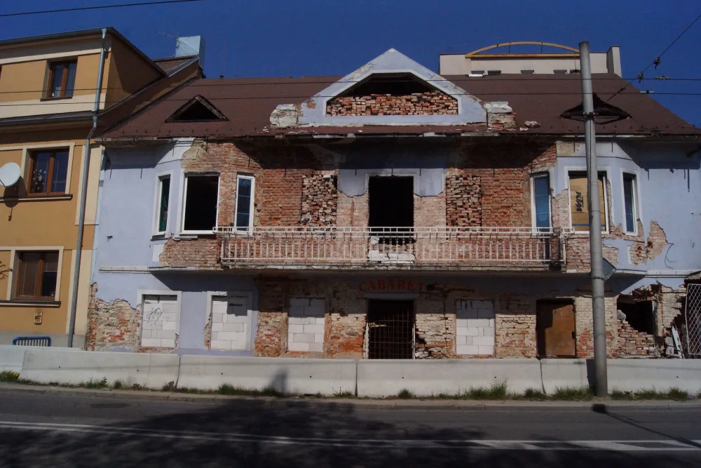 Kabaret v Průmyslové zbourá město. Náklady bude po majiteli vymáhat zpětně