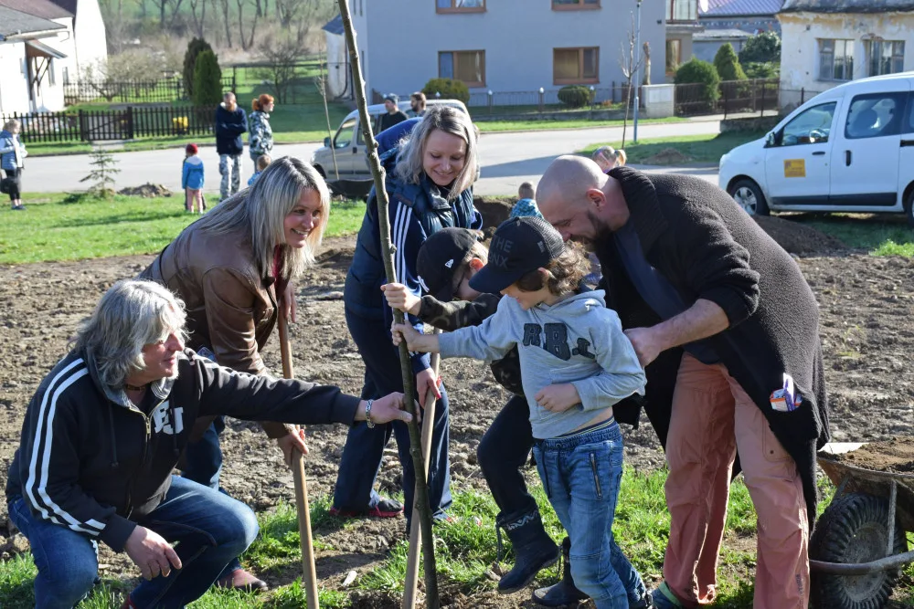 Na jihu Čechy vysázeli stramy s podporou Nadace ČEZ například v Malešicích u Dřítně