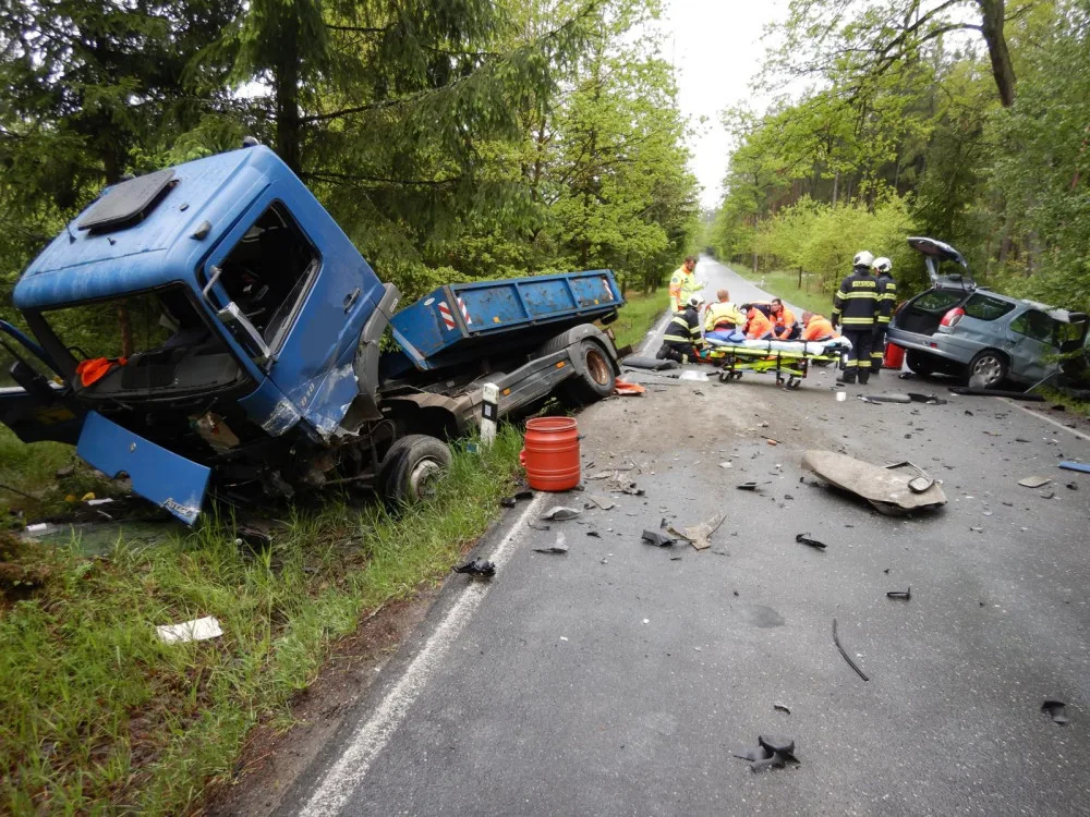 V Plané se stala vážná dopravné nehoda. Na místo letěl vrtulník