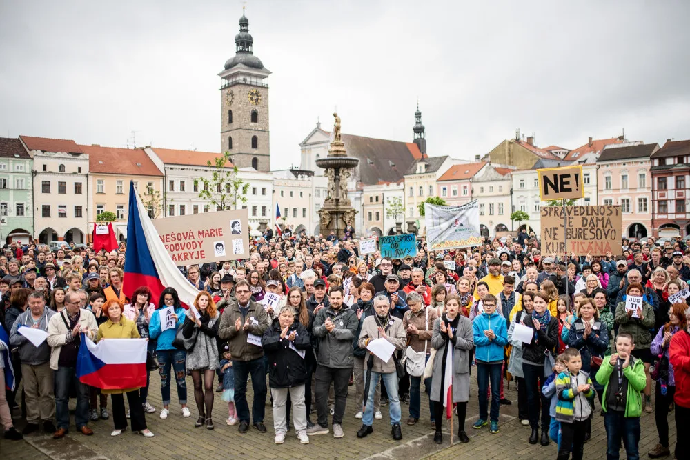 Budějcké náměstí zaplnili lidé. Máme toho dost, adresovali Babišovi