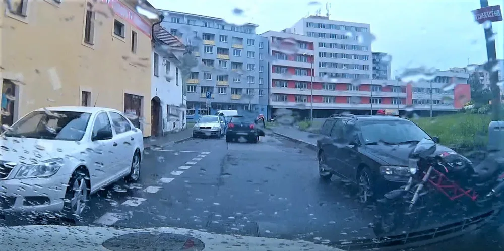 Muž bez řidičáku ujížděl strážníkům, nakonec utekl a v autě nechal kamarádku