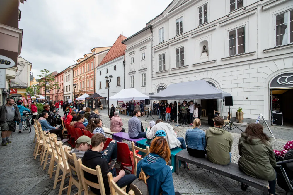 Stejskalkou a Širokou se proháněli umělci. Malé divadlo představilo Maringotku
