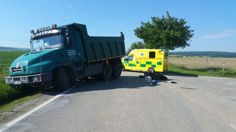 Na Jindřichohradecku se srazilo nákladní auto s motorkou. Silnice je uzavřená