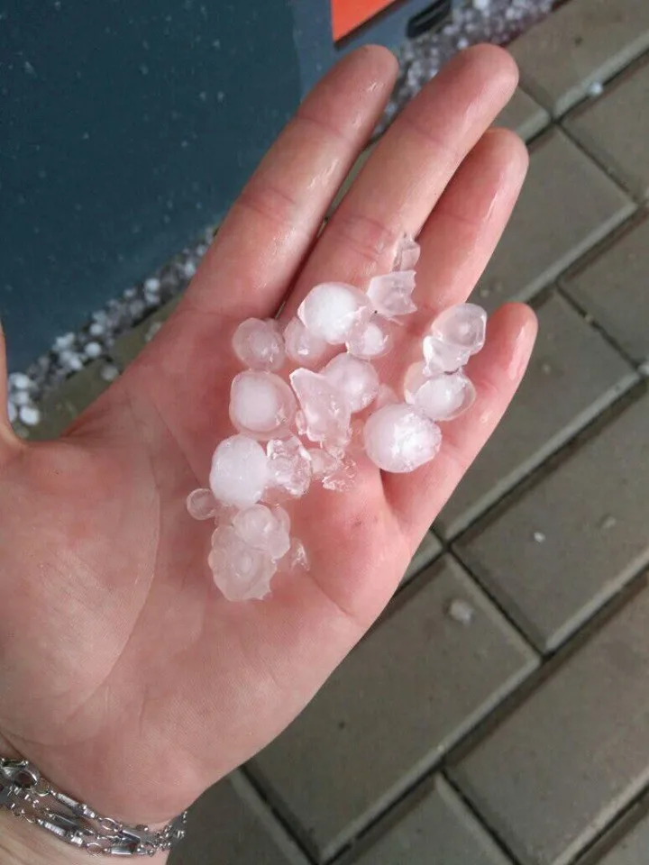 Jihem se prohnaly bouřky a kroupy. Hasiči evakuovali lidi z rodinného domu