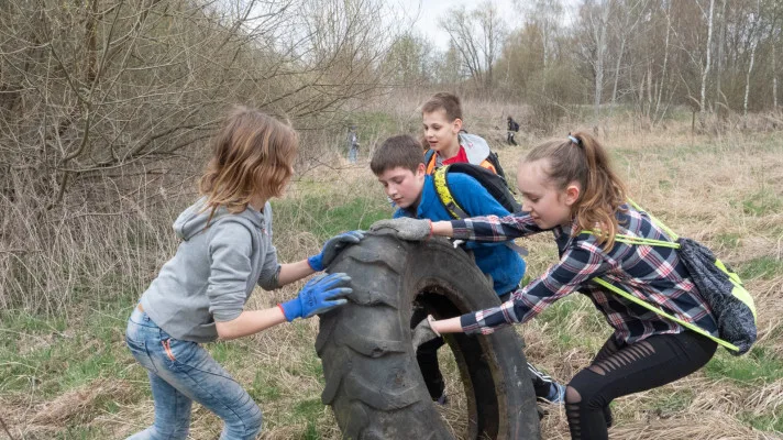 Do úklidů se zapojili i děti