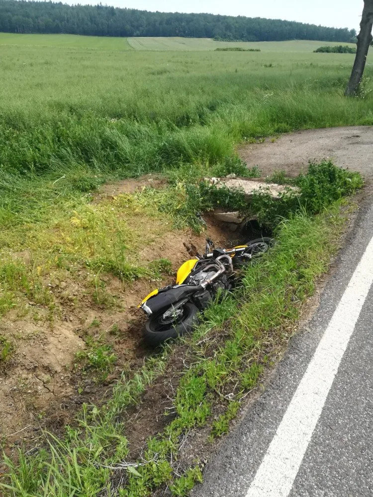 Na Písecku se stala tragická dopravní nehoda. Po nárazu do betonového mostku zemřel motorkář