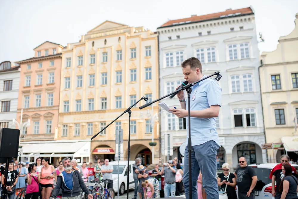 Budějcké náměstí znovu zaplnily stovky lidí