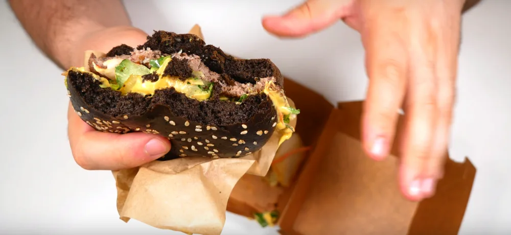 Fastfoody u nás změní omáčku a propagují to jako zcela nový produkt, stěžuje si recenzent JdemeŽrát