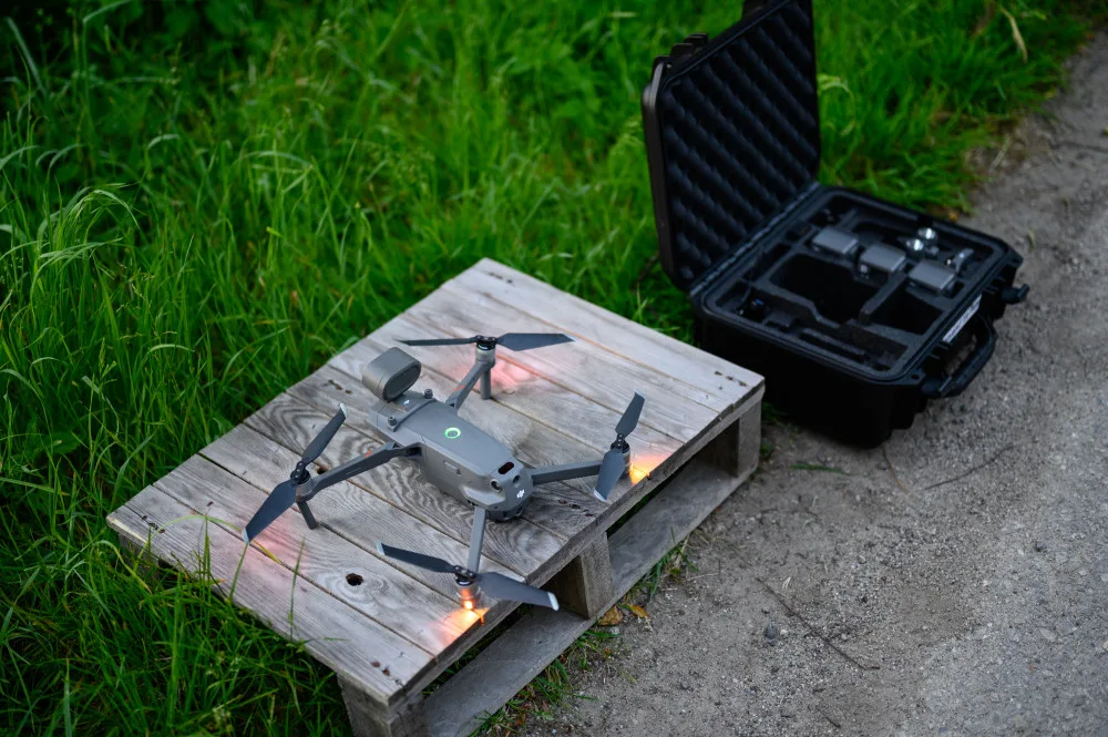 Ročně zemřou při sečení desítky tisíc srnčat. Dobrovolníci je zachraňují i pomocí dronů.