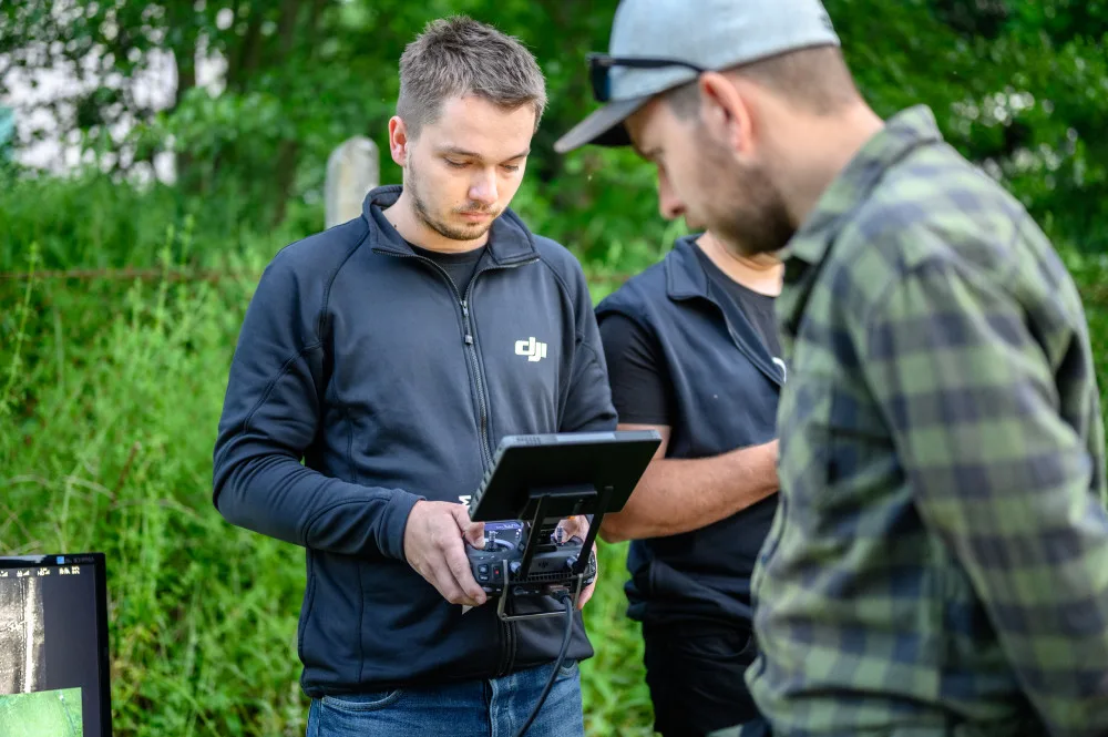 Ročně zemřou při sečení desítky tisíc srnčat. Dobrovolníci je zachraňují i pomocí dronů.