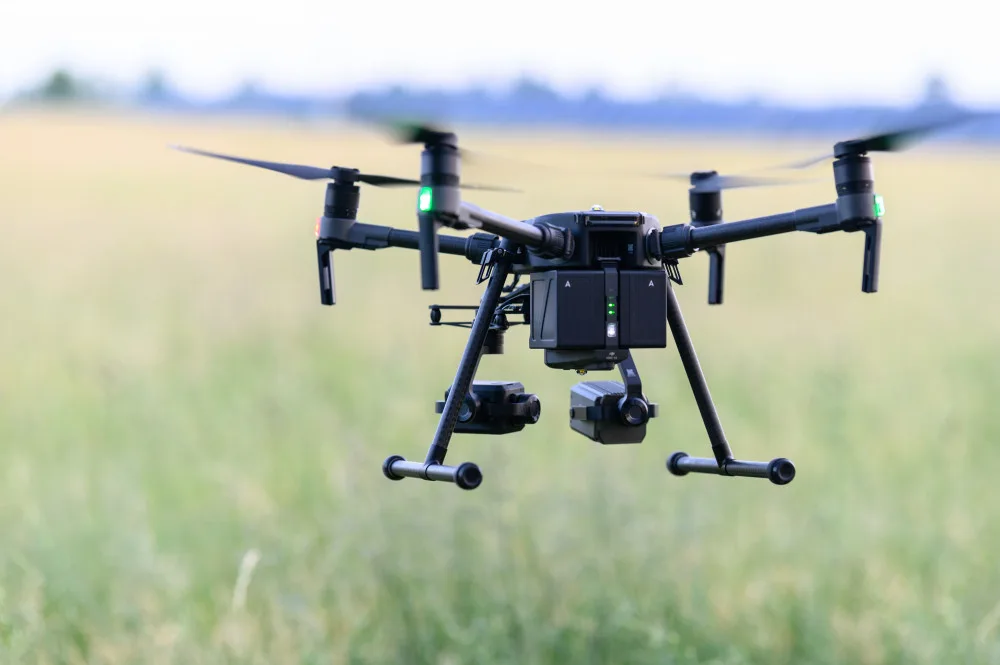 Ročně zemřou při sečení desítky tisíc srnčat. Dobrovolníci je zachraňují i pomocí dronů.