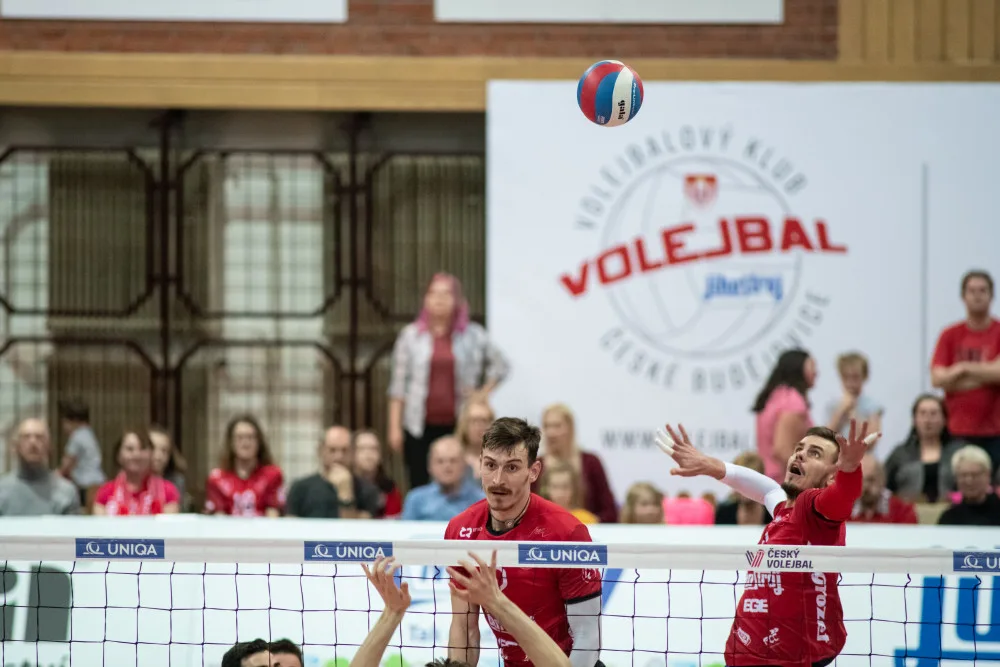 Jihostroj by mohl hrát ligu mistrů ve Sportovce. V řešení jsou mobilní tribuny