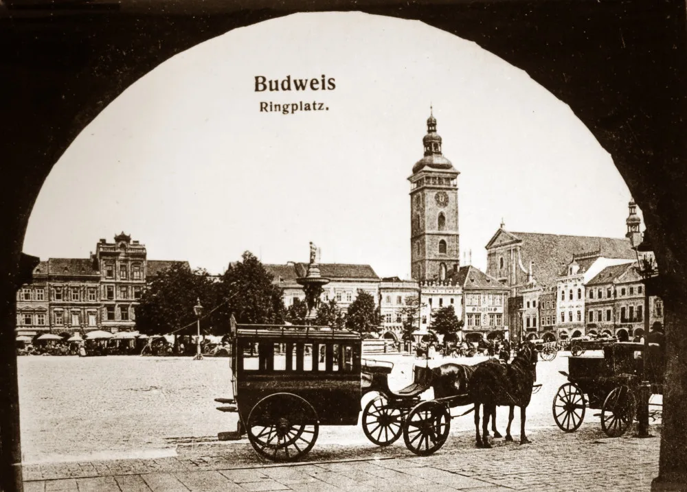 Trh na náměstí a stromy kolem kašny před rokem 1908.