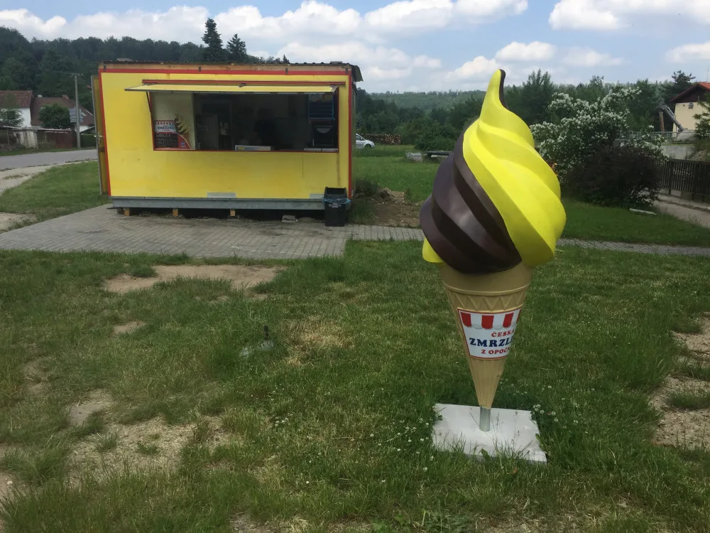 A zase se točí. Vyhořelý zmrzlinový stánek na Hluboké je opět v provozu
