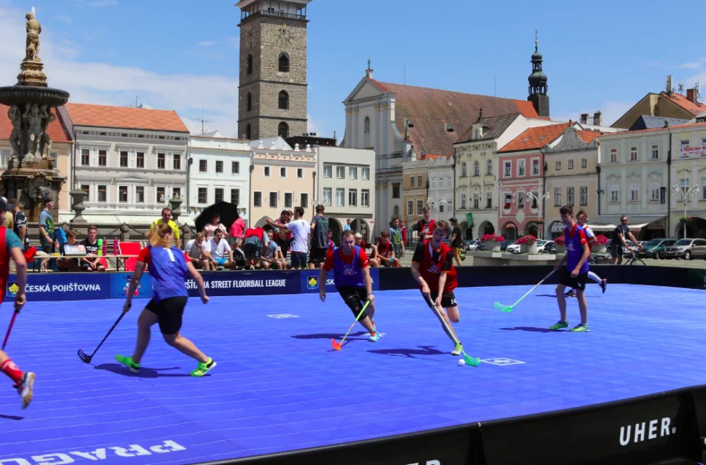 Na náměstí v Budějcích bude dnes o zábavu postaráno. Startuje Street Floorball League