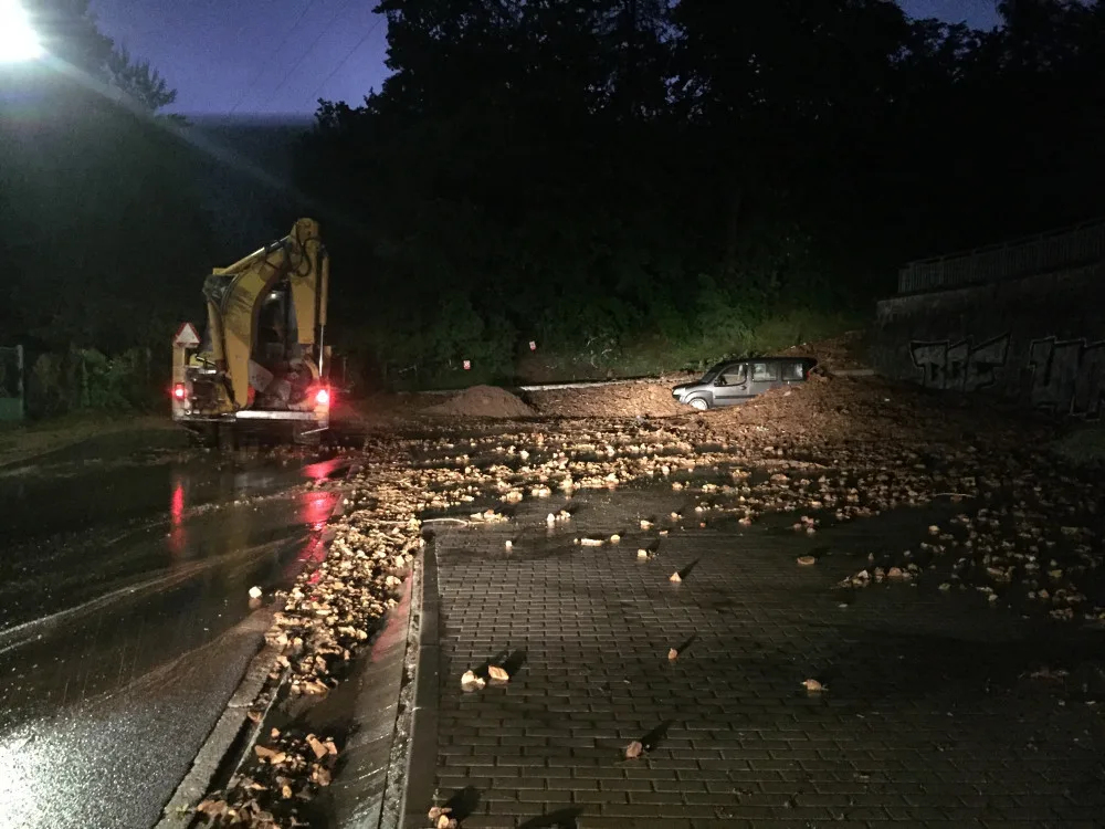 Noční bouřky nejvíce řádily na Táborsku. Pod masivem půdy skončilo auto