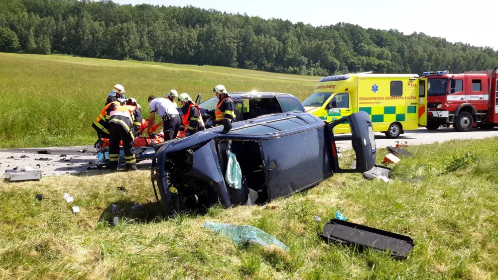 Při vážné dopravní nehodě na Českobudějovicku se těžce zranili tři lidé. Na místě přistával vrtulník