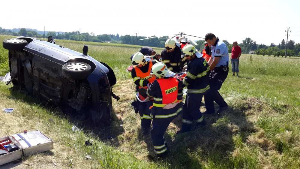 Při vážné dopravní nehodě na Českobudějovicku se těžce zranili tři lidé. Na místě přistával vrtulník