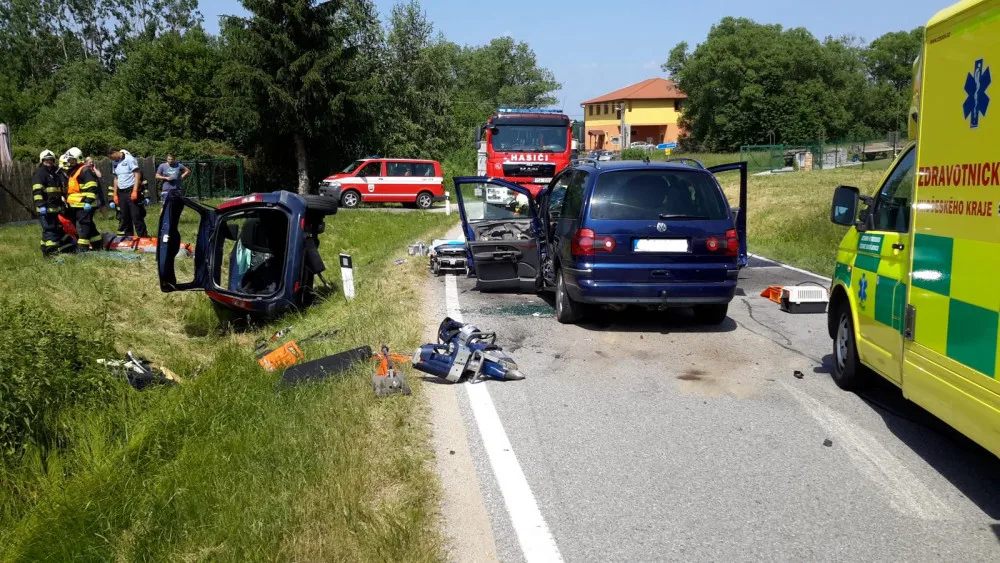 Při vážné dopravní nehodě na Českobudějovicku se těžce zranili tři lidé. Na místě přistával vrtulník