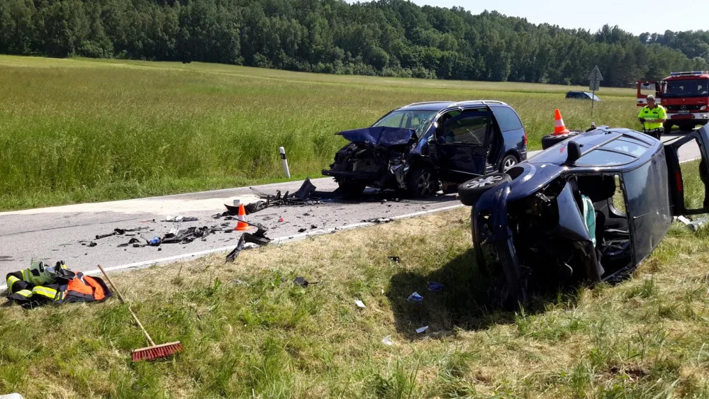 Při vážné dopravní nehodě na Českobudějovicku se těžce zranili tři lidé. Na místě přistával vrtulník
