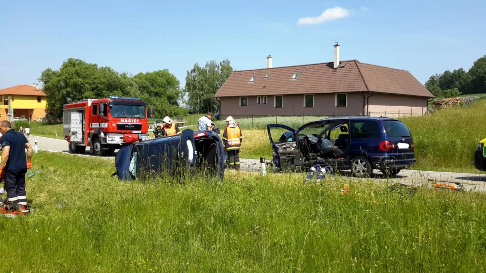 Při vážné dopravní nehodě na Českobudějovicku se těžce zranili tři lidé. Na místě přistával vrtulník