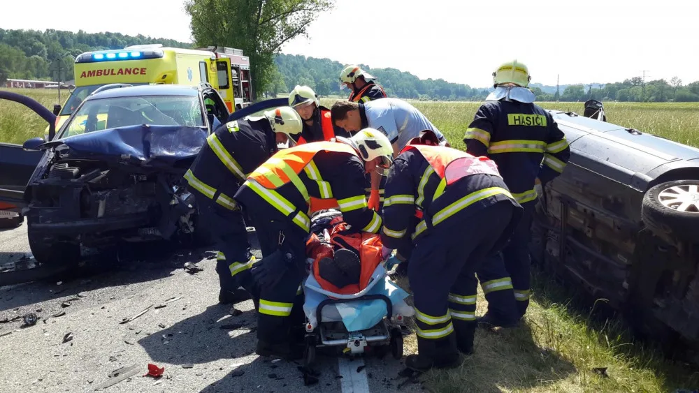 Při vážné dopravní nehodě na Českobudějovicku se těžce zranili tři lidé. Na místě přistával vrtulník