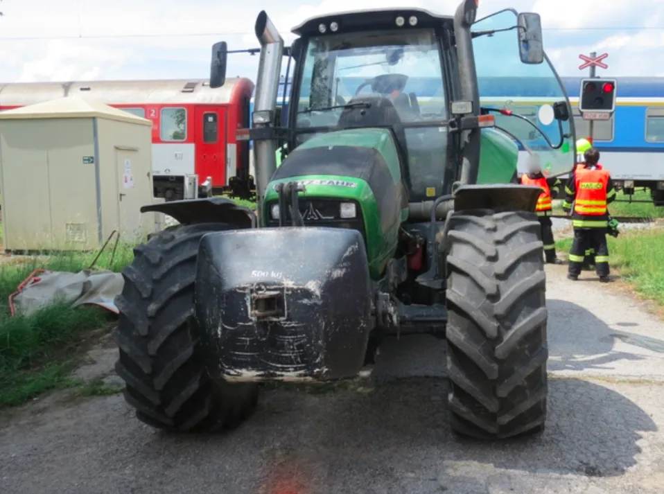 V Kaplici se srazil vlak s traktorem, škoda je skoro čtyři sta tisíc