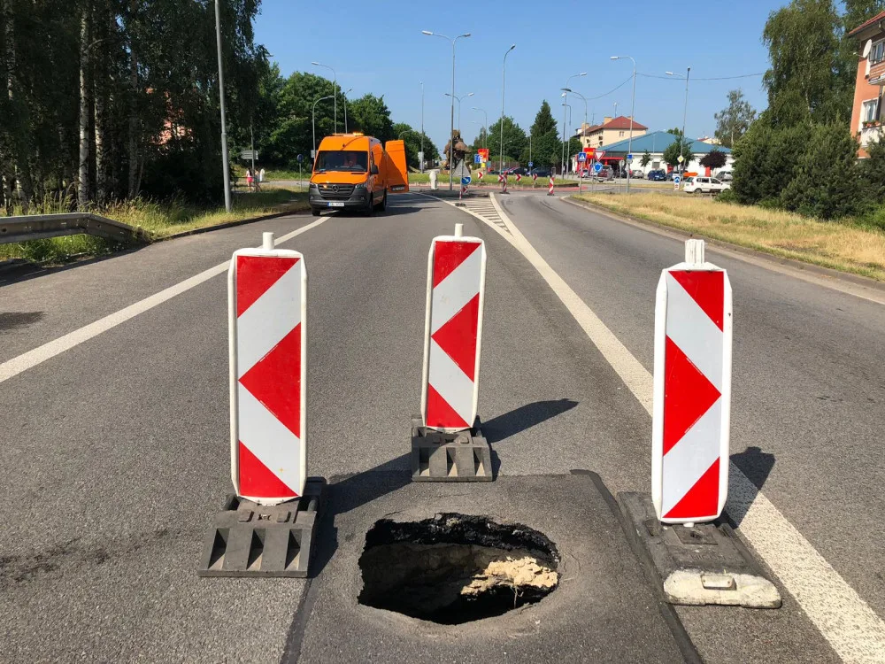 Hlavní silnice na Jindřichův Hradec je uzavřena. Důvodem je propadlá silnice