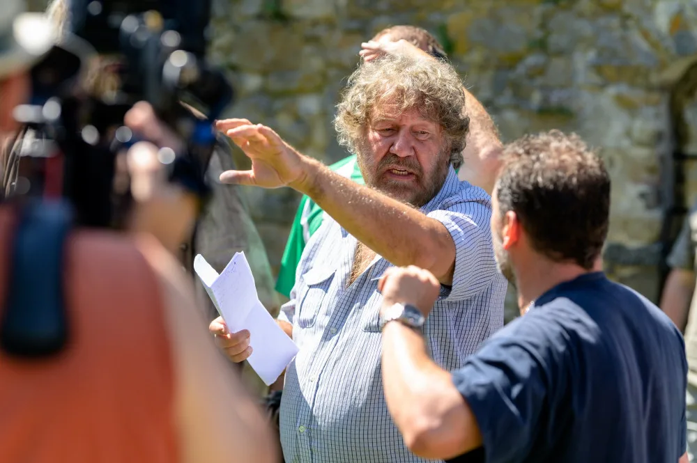 Na Helfenburku padla poslední klapka. Natáčení pohádky Zakleté pírko jde do finále