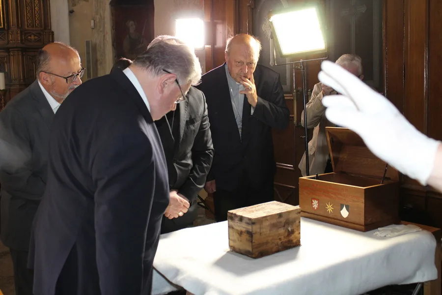 V Budějcích vyzvedli ostatky zpovědníka Přemysla Otakara II.