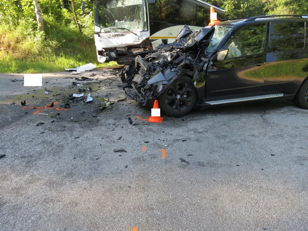Na Prachaticku se srazil osobák s autobusem. U řidiče osobáku byl pozitivní test na drogy