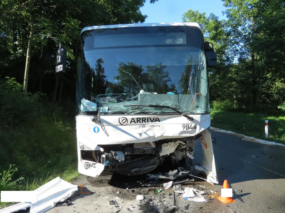 Na Prachaticku se srazil osobák s autobusem. U řidiče osobáku byl pozitivní test na drogy