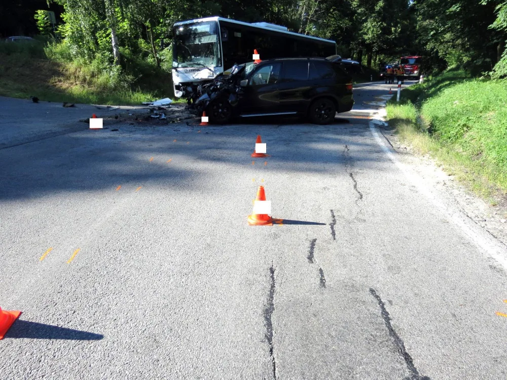 Na Prachaticku se srazil osobák s autobusem. U řidiče osobáku byl pozitivní test na drogy