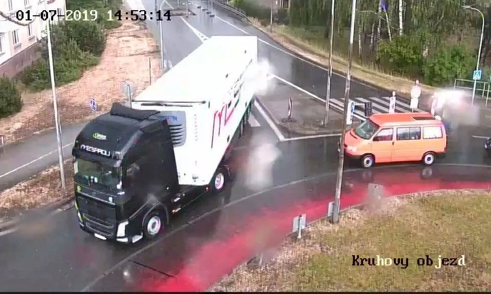 Řidič kamionu si s uzavírkou silnice v Třeboni těžkou hlavu nedělal. Odstranil zábrany a jel