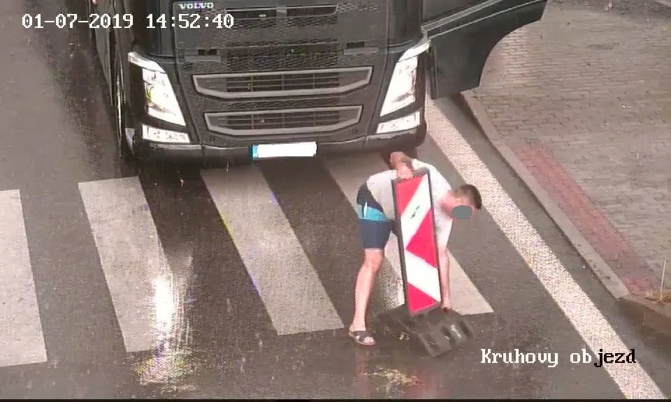 Řidič kamionu si s uzavírkou silnice v Třeboni těžkou hlavu nedělal. Odstranil zábrany a jel