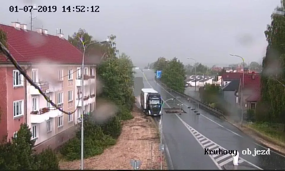 Řidič kamionu si s uzavírkou silnice v Třeboni těžkou hlavu nedělal. Odstranil zábrany a jel