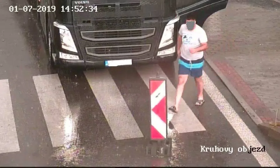Řidič kamionu si s uzavírkou silnice v Třeboni těžkou hlavu nedělal. Odstranil zábrany a jel