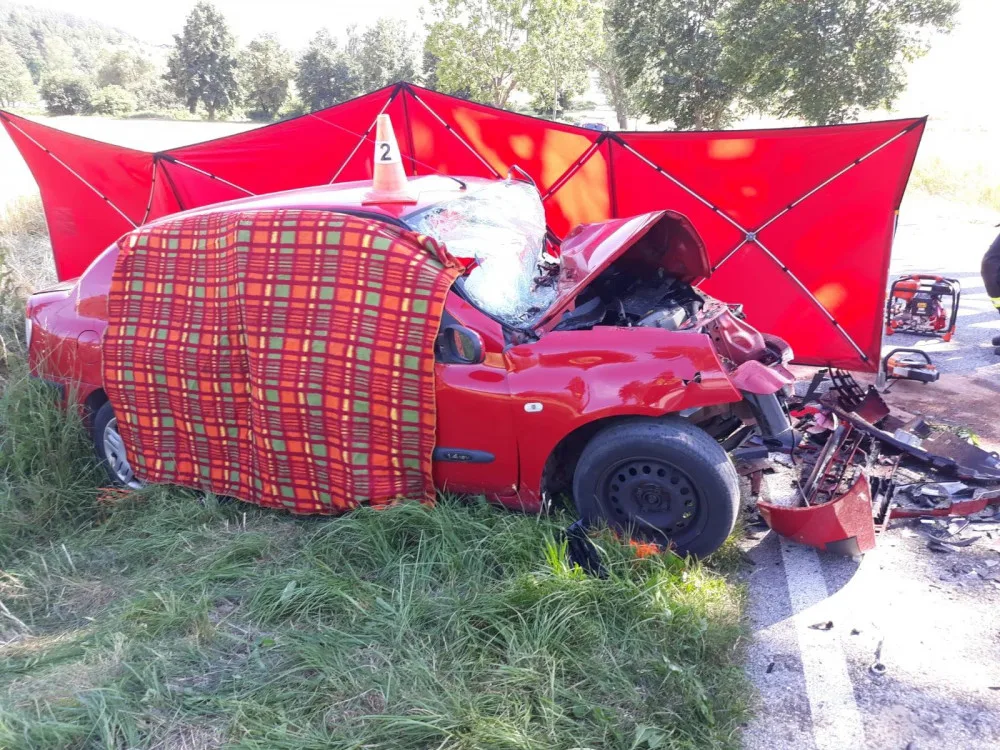 Na Strakonicku se srazila dvě auta. Jedna osoba zemřela, další tři jsou těžce zranění