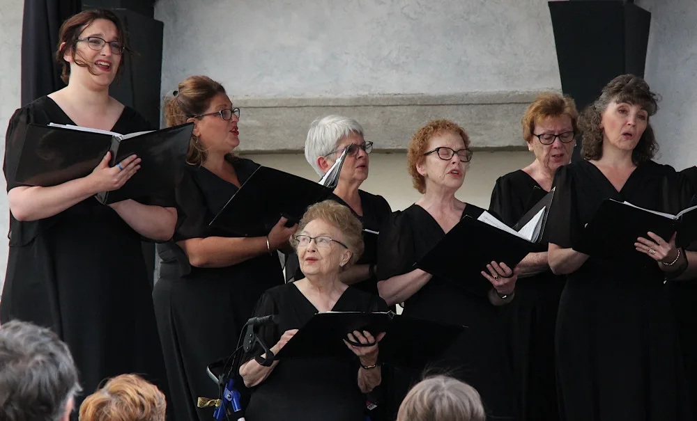 Detroitští Cantata Academy Chorale pohladili na nádvoří budějcké radnice po duši