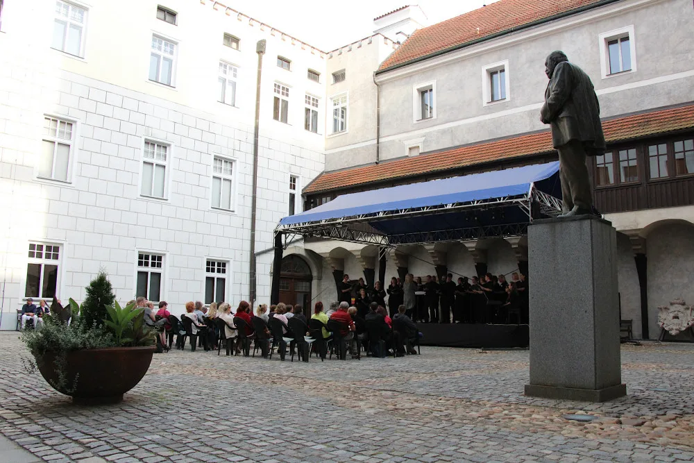 Detroitští Cantata Academy Chorale pohladili na nádvoří budějcké radnice po duši