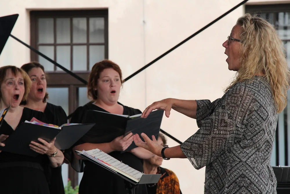 Detroitští Cantata Academy Chorale pohladili na nádvoří budějcké radnice po duši