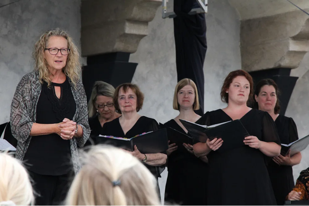 Detroitští Cantata Academy Chorale pohladili na nádvoří budějcké radnice po duši