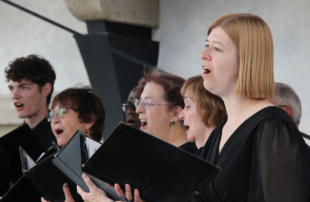 Detroitští Cantata Academy Chorale pohladili na nádvoří budějcké radnice po duši