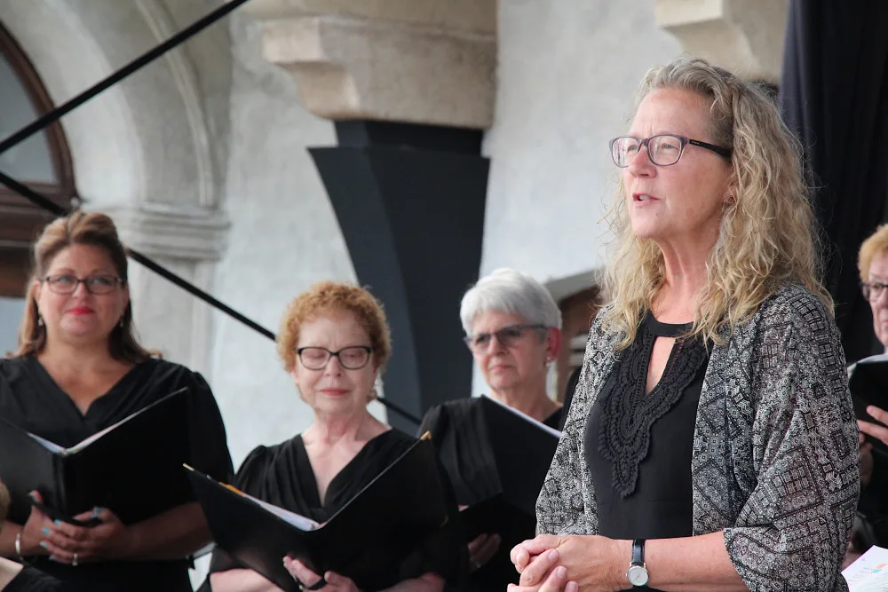 Detroitští Cantata Academy Chorale pohladili na nádvoří budějcké radnice po duši