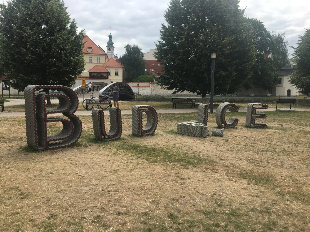 Na Sokoláku někdo zničil nápis Budějce.