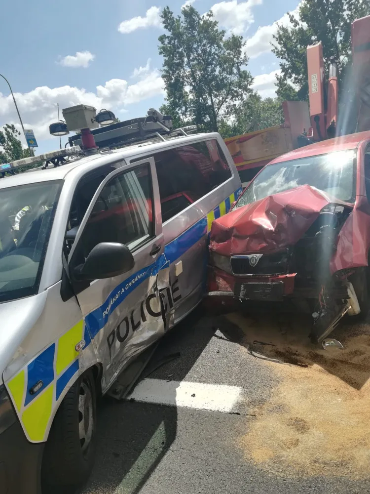 Při nehodě v Písku se srazilo policejní auto s jiným vozem. GIBS hledá svědky