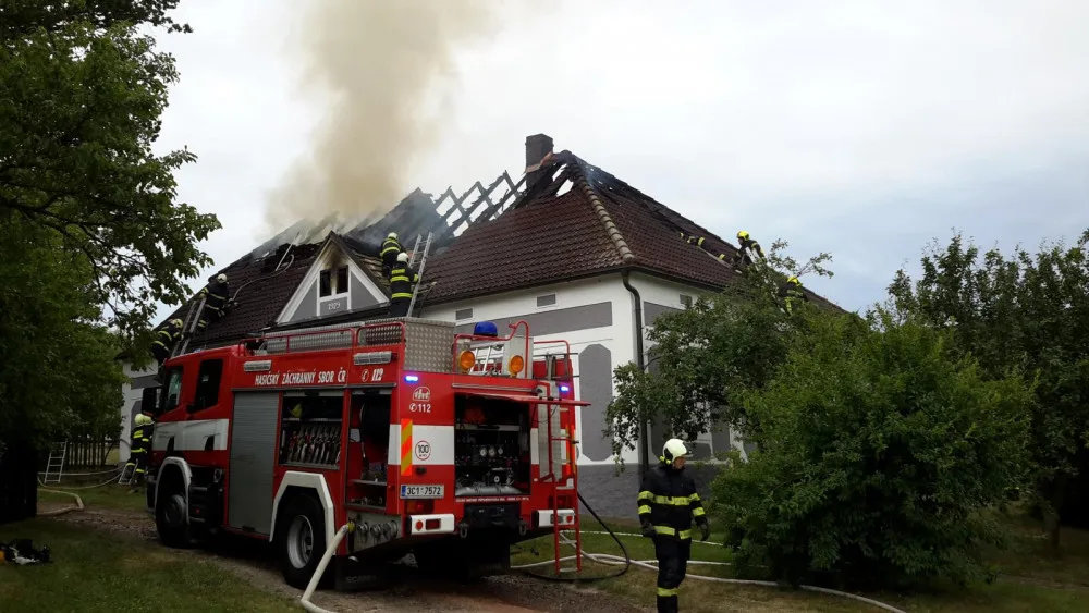 V Radošovicích hořela střecha domu, na místo byl přivolán psycholog