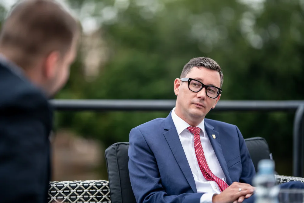 Milion chvilek považuji za parodii na Občanské fórum, říká mluvčí Jiří Ovčáček. Kandidaturu na prezidenta nevylučuje