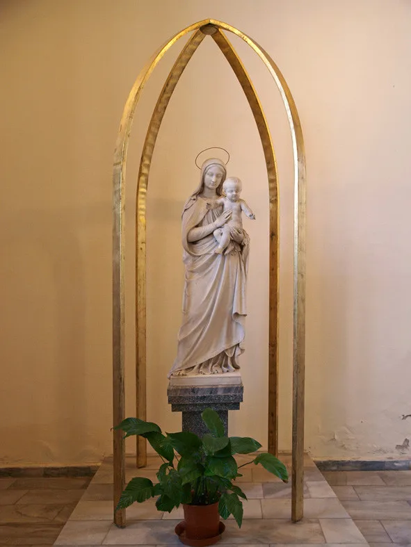 Nepoškozená socha Panny Marie